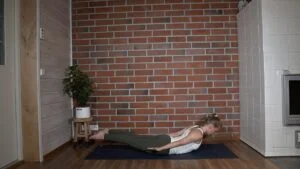 Heinäsirkka asana salabhasana